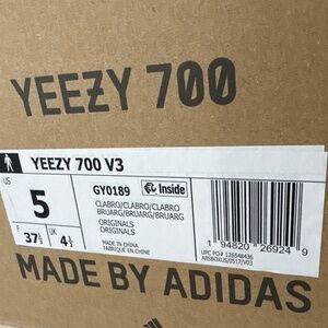 Yeezy 700 V3 Sneakers